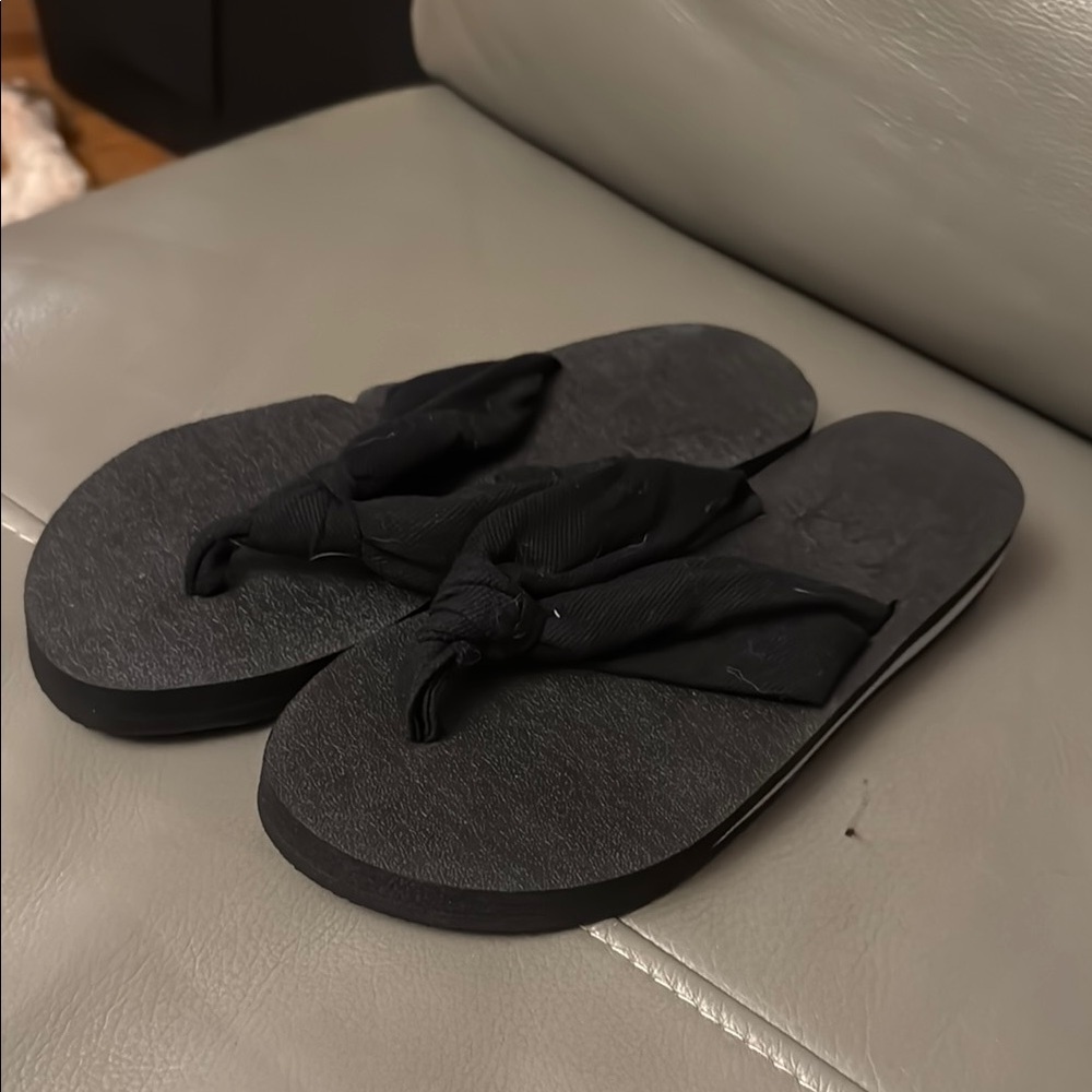 Kuailu Women’s black Yoga Foam Flip Flops Sandals Non-Slip Size 7.5